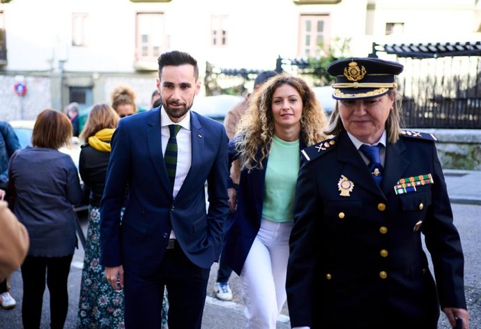 El secretario de Estado de Seguridad, Rafael Pérez (1i), y la delegada del Gobierno en Cantabria, Ainoa Quiñones (c), a su llegada a la visita a la comisaría de Policía Nacional que tramita la protección temporal a refugiados ucranianos.