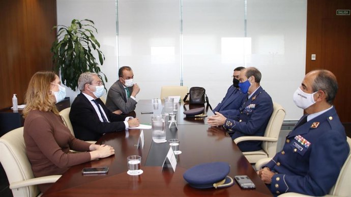 Reunión entre el consejero de Transformación Económica, Industria, Conocimiento y Universidades, Rogelio Velasco, y  el teniente general del Instituto Nacional de Técnica Aeroespacial (INTA) del Ministerio de Defensa, José María Salom.