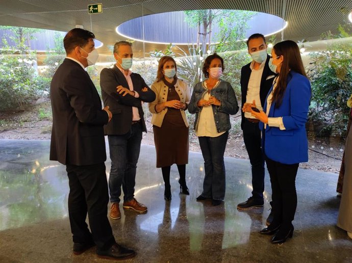 Rodríguez (2i), en la visita al hospital.