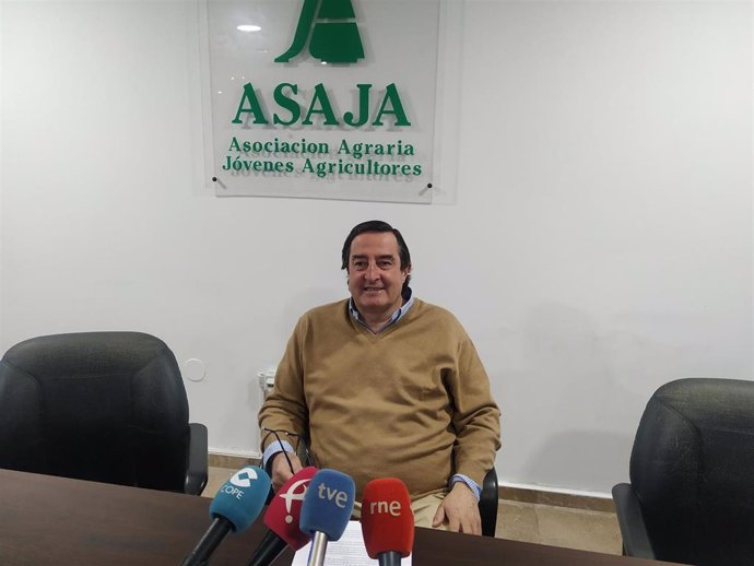 Archivo - El presidente de Asaja Extremadura, Ángel García Blanco, en una rueda de prensa en Cáceres