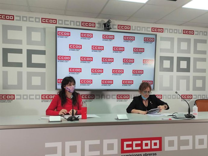 La secretaria de Empleo y Migraciones de CCOO en Castilla y León, Nieves Granados, (d) y la adjunta a la Secretaría, Cristina de la Torre.
