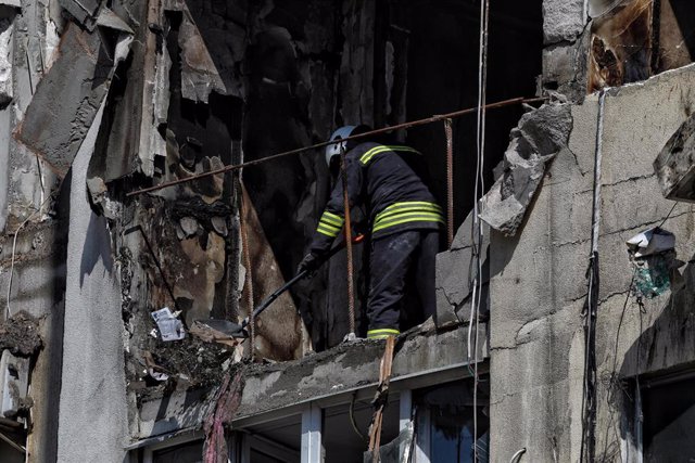 Un bombero retira escombros en Odesa (Ucrania)