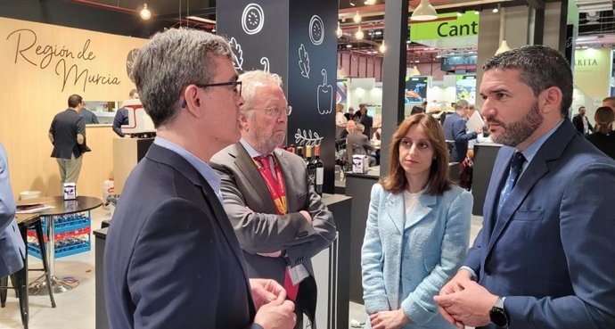 El consejero de Agua, Agricultura, Ganadería, Pesca y Medio Ambiente, Antonio Luengo (1d), durante su visita al Salón Gourmets, en Madrid