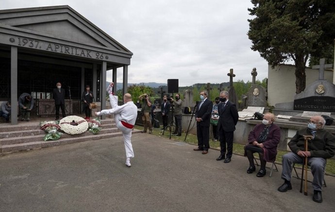 Archivo - El Lehendakari, Iñigo Urkullu, en el 84 aniversario del Bombardeo de Gernika