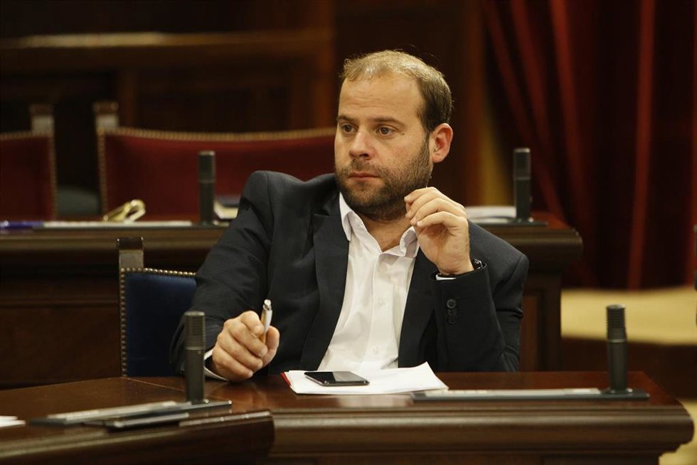 Archivo - El conseller de Medio Ambiente y Territorio, Miquel Mir, en el Parlament. Archivo.