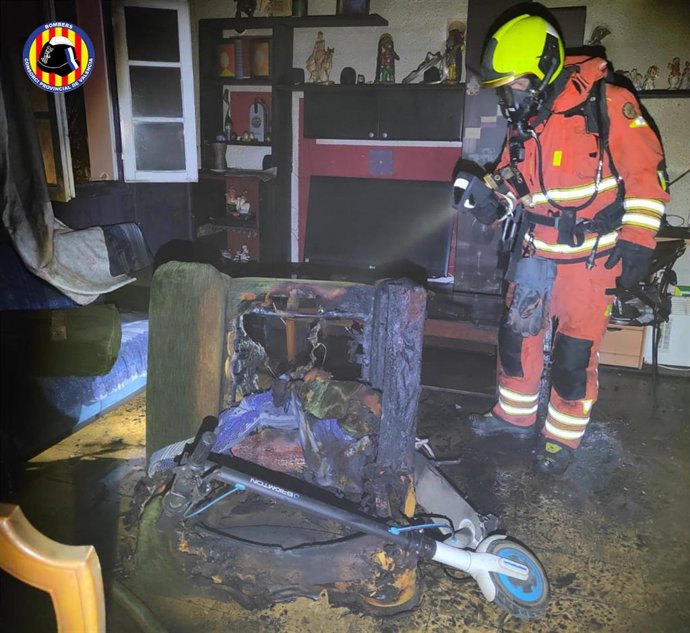 El Consorcio de Bomberos de Valncia ha actuado en el incendio de una vivienda en Torrent, en un piso ubicado en la tercera planta de un edificio de tres alturas de la calle Jaime I, donde se quemaba un patinete eléctrico.
