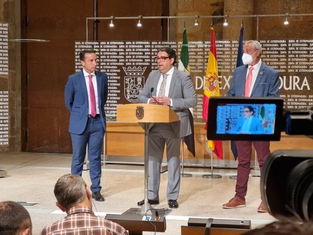 El vicepresidente segundo y consejero de Sanidad y Servicios Sociales, José María Vergeles, junto al presidente de la Diputación de Cáceres, Carlos Carlos, y el vicepresidente primero de la Diputación de Badajoz, Ricardo Cabezas, en rueda de prensa