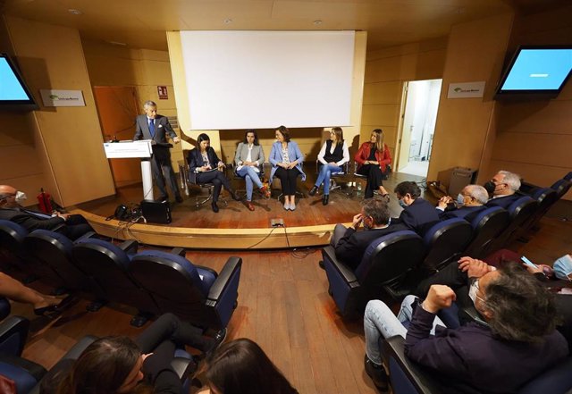 De izquierda a derecha: Asís Martín (i), Ana Rodríguez, Isabel Benjumea, Cristina Maestre y Susana Solís.