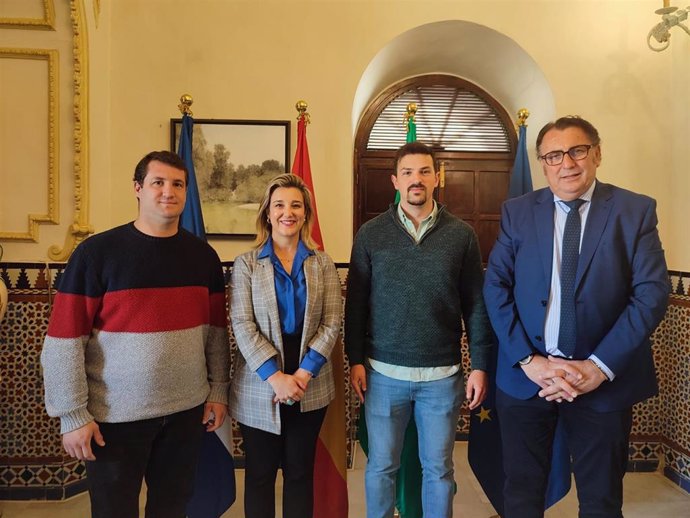 La alcaldesa de Alcalá de Guadaíra, Ana Isabel Jiménez, y el presidente de la Asociación, Manuel Alejandro Leal, han rubricado este martes el convenio.