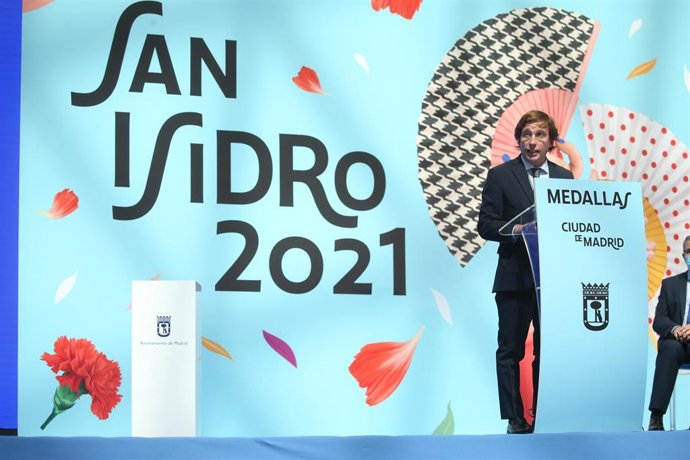 Archivo - El alcalde de Madrid, José Luis Martínez-Almeida, interviene durante el acto de entrega de las Medallas de Honor con motivo de la festividad de San Isidro, a 15 de mayo de 2021.