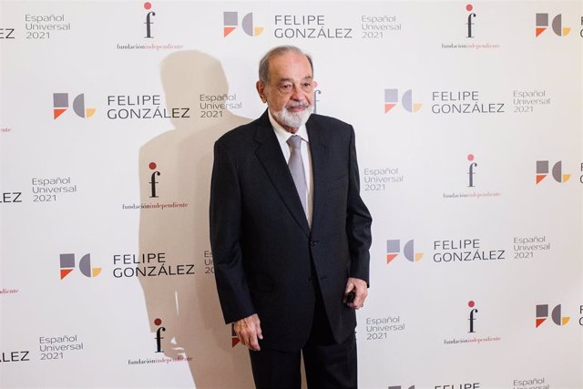 Archivo - El empresario mexicano Carlos Slim posa en el acto por el que el expresidente del Gobierno Felipe González recibe el premio ‘Español Universal’, en el Casino de Madrid, a 2 de diciembre de 2021, en Madrid (España).