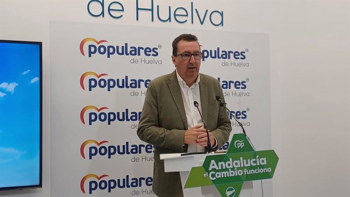 El presidente del PP de Huelva, Manuel Andrés González, en rueda de prensa.
