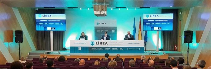 Eva Pando, directora general del Idepa; Borja Sánchez, consejero de Ciencia, Innovación y Universidad; Enrique Fernández, consejero de Industria, Empleo y Promoción Económica, en la presentación del localizador de espacios industriales 'Línea'.