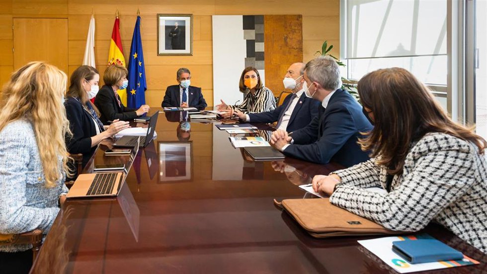 El presidente de Cantabria, Miguel Ángel Revilla, y los consejeros Paula Fernández y, Javier López Marcano, se reúnen con representantes de la OCDE, encabezados por Claire Charbit