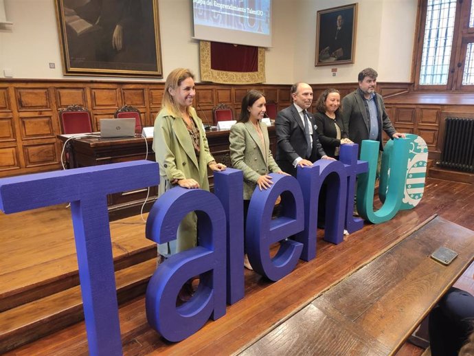Presentación del Mapa de Emprendimiento 'TalentUO' en la Universidad de Oviedo, presidida por el rector de la institución académica, Ignacio Villaverde, en el centro de la imagen.