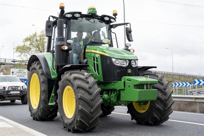 Archivo - Un tractor circula como protesta por la carretera M-404, desde Titulcia a Torrejón de la Calzada, a 25 de marzo de 2022, en Madrid (España). Los propietarios de explotaciones del sector agrícola de Madrid han convocado una tractorada para prot