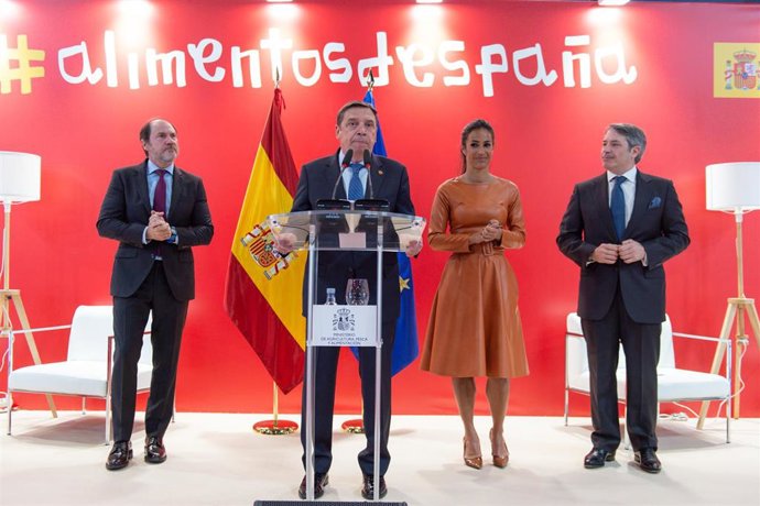 El ministro de Agricultura, Pesca y Alimentación, Luis Planas (c), ofrece una rueda de prensa en la inauguración de la 35 edición del Salón Gourmets en Ifema Madrid,  