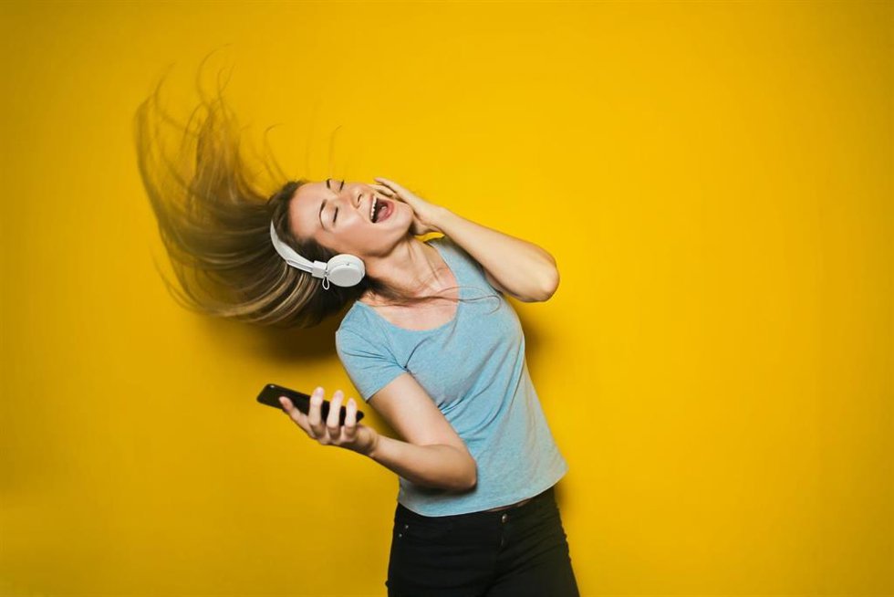 Una mujer escuchando música con los auriculares