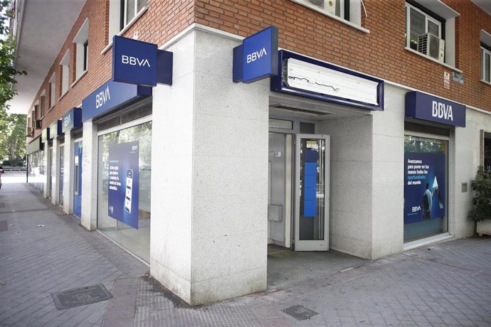 Archivo - Oficina del BBVA en Madrid con el nuevo logo de la compañía.