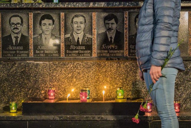 Monumento en memoria de los fallecidos en el accidente nuclear de Chernóbil