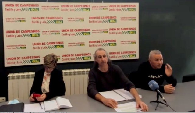 Palacín, en el medio, flanqueado por Adoración Martín y José Antonio Martínez.