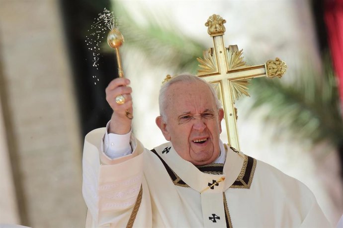 17 April 2022, Vatican, Vatican City: Pope Francis leads the Easter Mass at St. Peter's Square. Photo: Evandro Inetti/ZUMA Press Wire/dpa