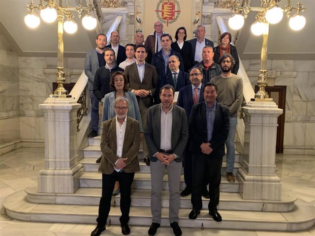 Representantes de instituciones, en el Ayuntamiento de Valladolid, para participar en la jornada sobre la reivindicación del corredor de Cercanías Medina del Campo-Valladolid-Palencia.