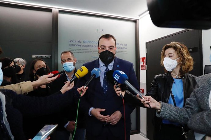 Adrián Barbón en su visita a la residencia de Lugones.