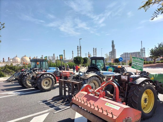 Tractores de Unió de Pagesos cortan el acceso a la entrada norte del complejo industrial Repsol Química