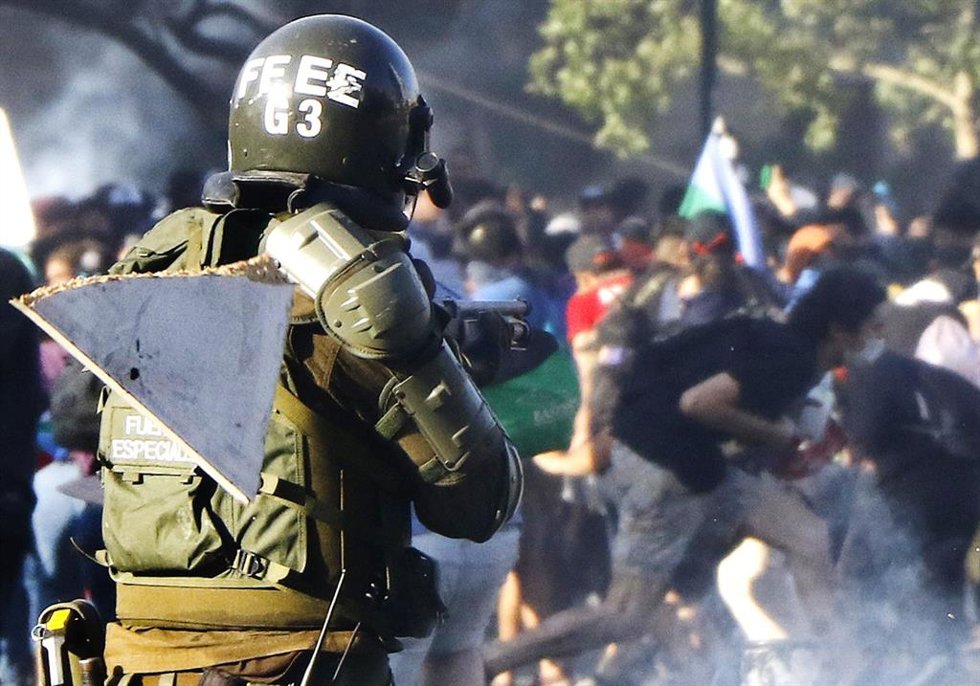 Archivo - Carabinero durante las protestas sociales en Chile.