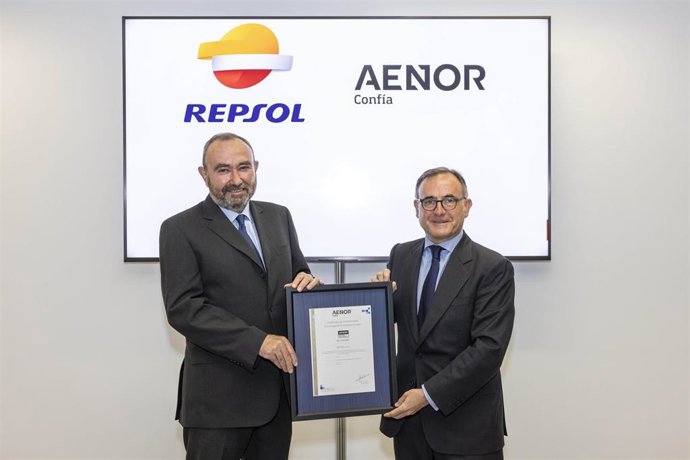 El director de sostenibilidad de Repsol, Fernando Ruiz, recibe el certificado de Aenor por su estrategia de economía circular