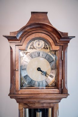 Archivo - Un reloj de pared de madera vintage, a 24 de marzo de 2022, en Madrid (España). En la madrugada del sábado 26 de marzo al domingo 27, las 02.00 horas serán las 03.00 horas. Desde hace 82 años, con la llegada de la primavera, el último sábado d
