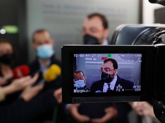 El presidente Adrián Barbón atiende a los medios.