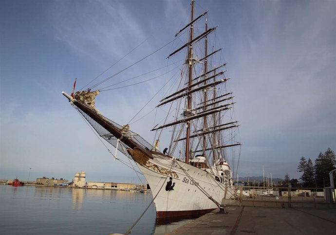 El lujoso velero Sea Cloud atraca en el puerto de Motril (Granada).