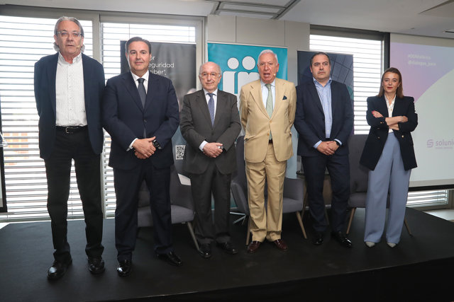 El periodista Joan Martorell (1i); el ex comisario europeo y exvicepresidente de la Unión Europea, Joaquín Almunia (3i) y el exministro de Asuntos Exteriores y Cooperación, José Manuel García Margallo (4i).
