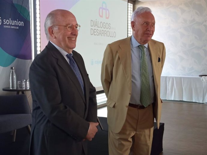 El excomisario de Economía de la Unión Europea, Joaquín Almunia, y el exministro de Asuntos Exteriores y Cooperación, José Manuel García-Margallo.