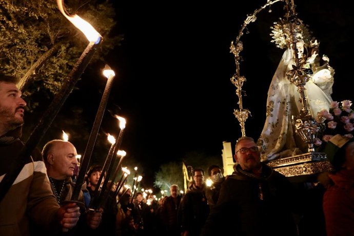 Romeros acompañan la talla de la Virgen de las Viñas durante la procesión de antorchas de la romería de Tomelloso, a 24 de abril de 2022, en Tomelloso, Ciudad Real, Castilla-La Mancha (España). Tomelloso ha solicitado en un plazo de 5 años que la romerí