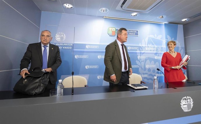 Arriola (a la izquierda) y Zupiria (en el centro), tras la reunión del Consejo de Gobierno de este martes