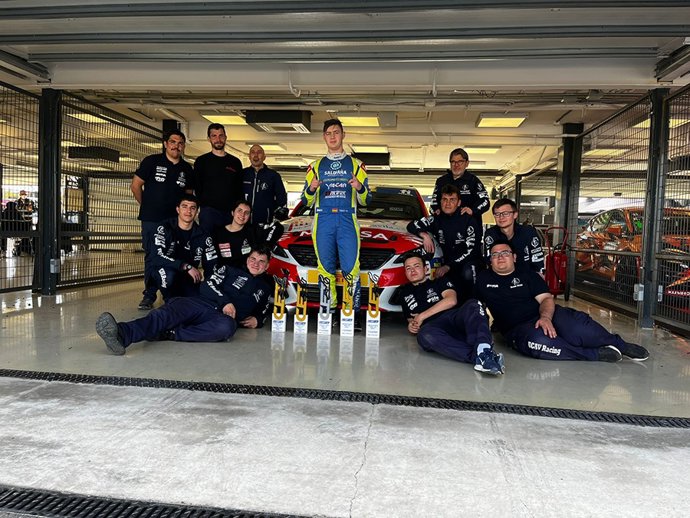 Equipo del UCAV Racing Engineering de la Universidad Católica de Ávila (UCAV) en el Racing weekend en el circuito del Jarama.
