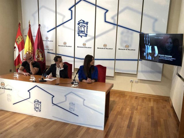 De izquierda a derecha: César Pérez Gellida, Conrado Íscar y Dolores Redondo observan el vídeo promocional del II Blacklladolid, certamen presentado este martes en la sede de la Diputación de Valladolid.