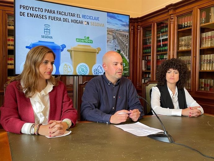 El concejal de Medio Ambiente, Ángel Galindo, junto con las representantes de Ecoembes Isabel Tnnenbaum y África Martín.