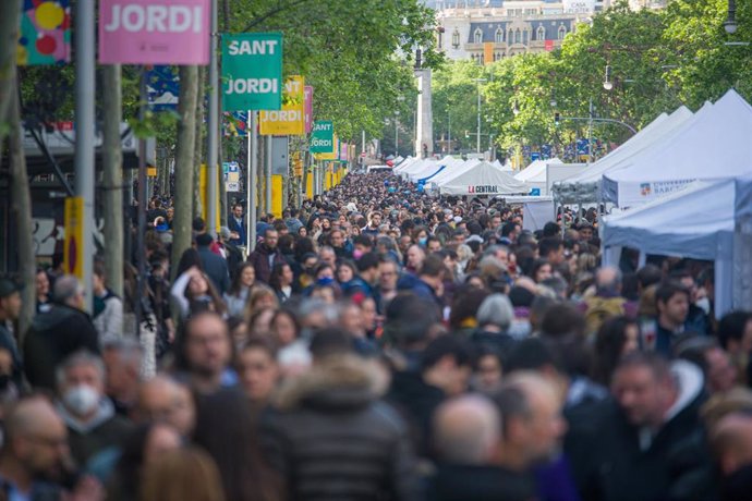 Miles de personas, a pesar de mal tiempo,  han acudido a la feria literaria de Sant Jordi, en el día Internacional del Libro, en Las Ramblas, a 23 de abril de 2022, en Barcelona, (España). 