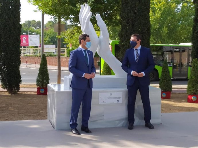 Archivo - Juanma Moreno y José María Bellido ante un monumento a los sanitarios inaugurado en Córdoba, en una imagen de archivo.