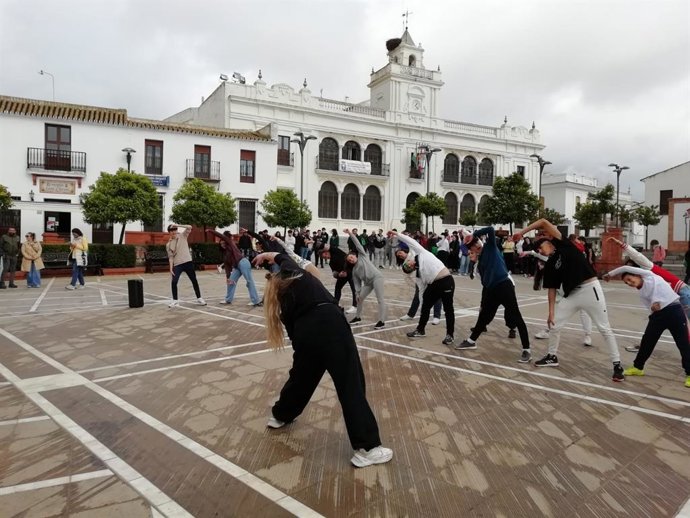 Casi un centenar de onubenses asiste al encuentro provincial de corresponsales juveniles del IAJ celebrado en Rociana del Condado (Huelva).