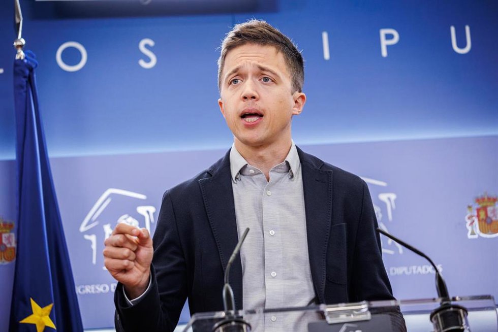 El líder de Más País, Iñigo Errejón, interviene en una rueda de prensa previa a una Junta de Portavoces, en el Congreso de los Diputados, a 26 de abril de 2022, en Madrid (España).