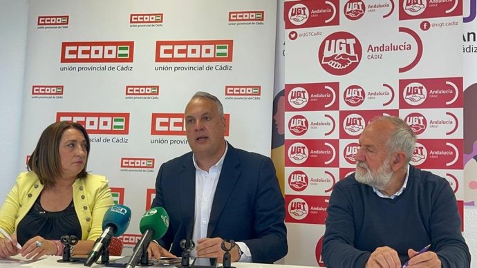 El secretario general del PSOE de Cádiz, Juan Carlos Ruiz Boix, junto a los secretarios generales de UGT y CCOO, Antonio Pavón e Inmaculada Ortega.