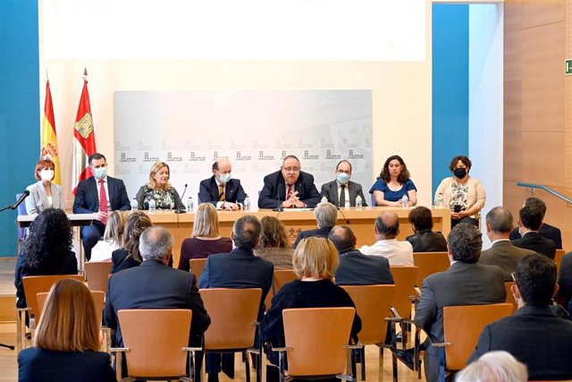El consejero de Sanidad, Alejandro Vázquez, (cuarto por la izquierda en la mesa) durnate la presentación del Plan Anual de Gestión de Sacyl.