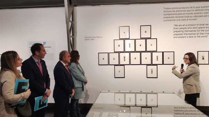 La Comisaria del II Festival Internacional de Fotografía de Castilla y León, Anne Morín, enseña una exposición en el Museo Provincial de Palencia a los representantes institucionales
