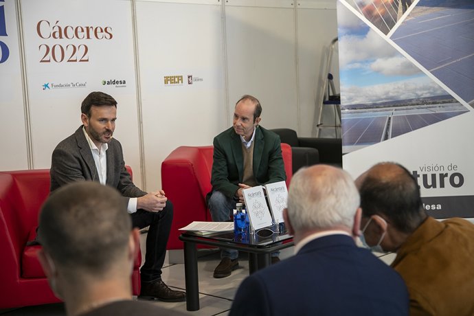 El diputado de Cultura, Fernando Grande, y el director de la revista Alcántara, Fernando Ayala, presentan el n 93 de la publicación en la Feria del Libro de Cáceres