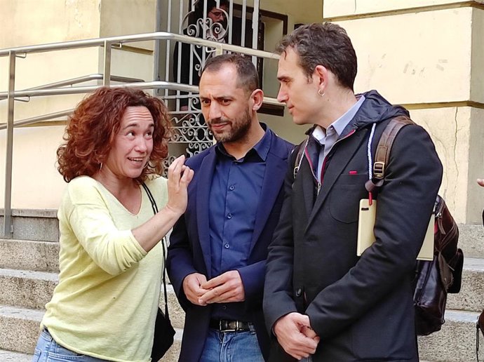 Valero (dcha.), habla con Ana Naranjo y Sebastián Pérez, parlamentaria andaluza y líder de IU en Córdoba, respectivamente.